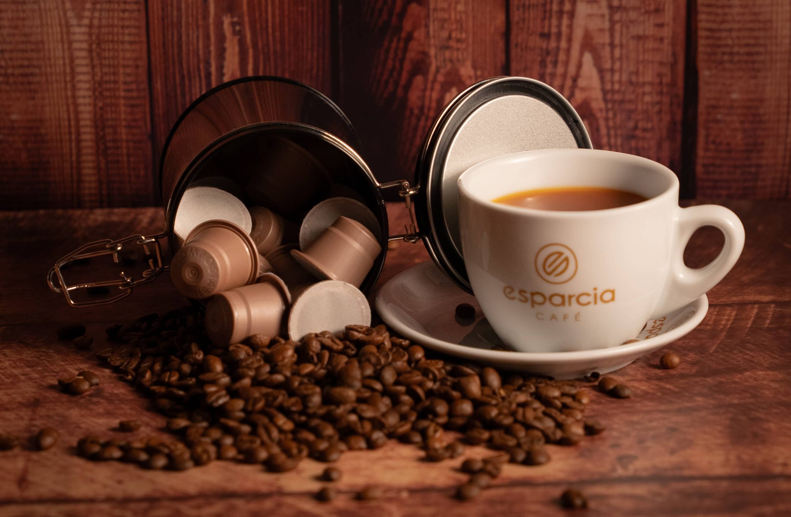 capsulas compostables con grano de café y taza